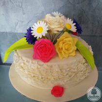 Tort superb cu volănașe - ruffles și aranjament floral: gerbera, margarete, albăstrele, trandafiri galbeni, crem și roz, frunze