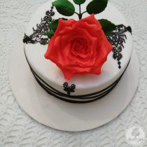 Tort elegant cu trandafir roșu, dantelă neagră și dungi negre
