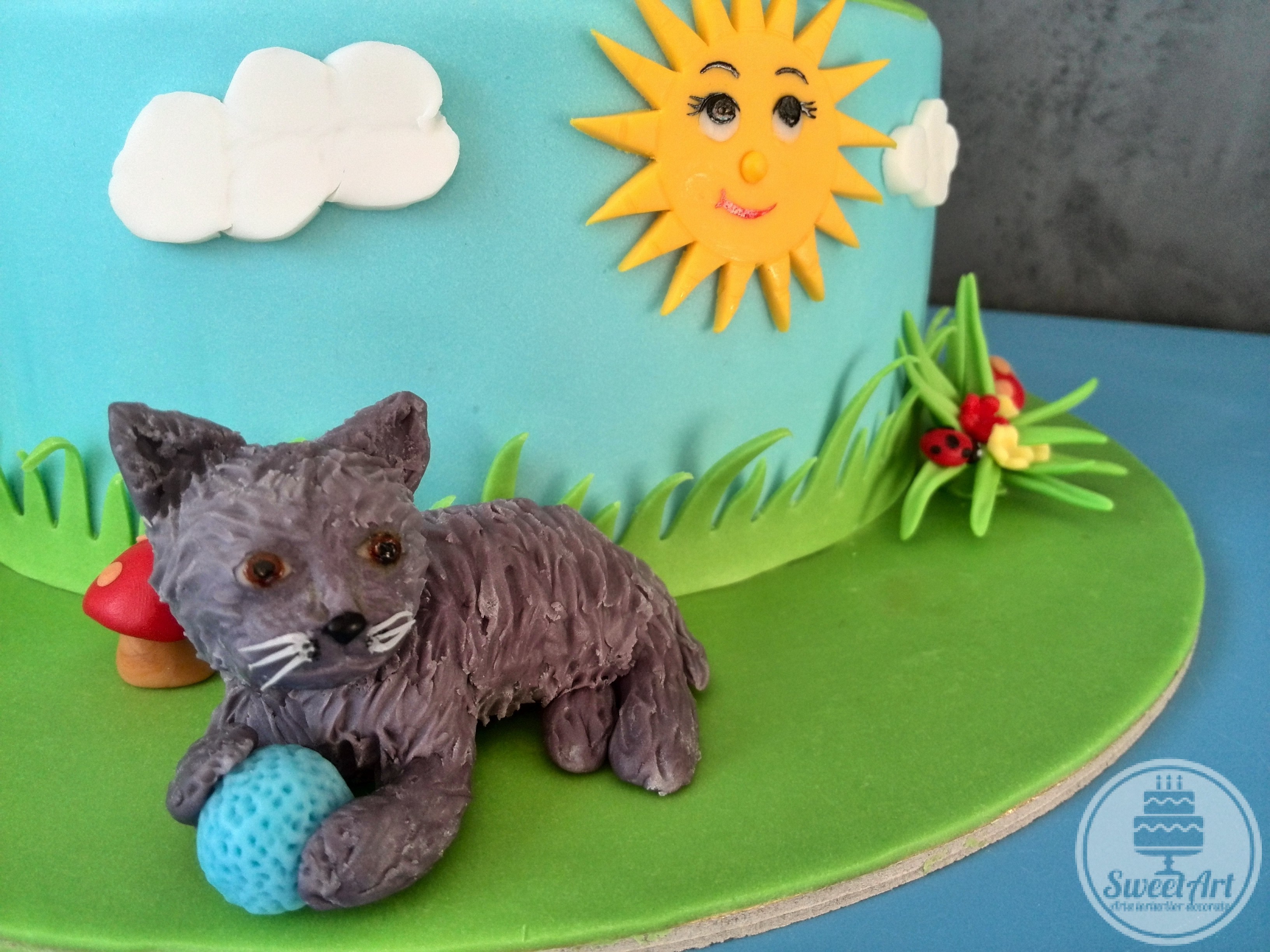Pisicuță jucăușă british shorthair, minge, ghem, ciupercuță, floricele, iarbă, norișori și soare