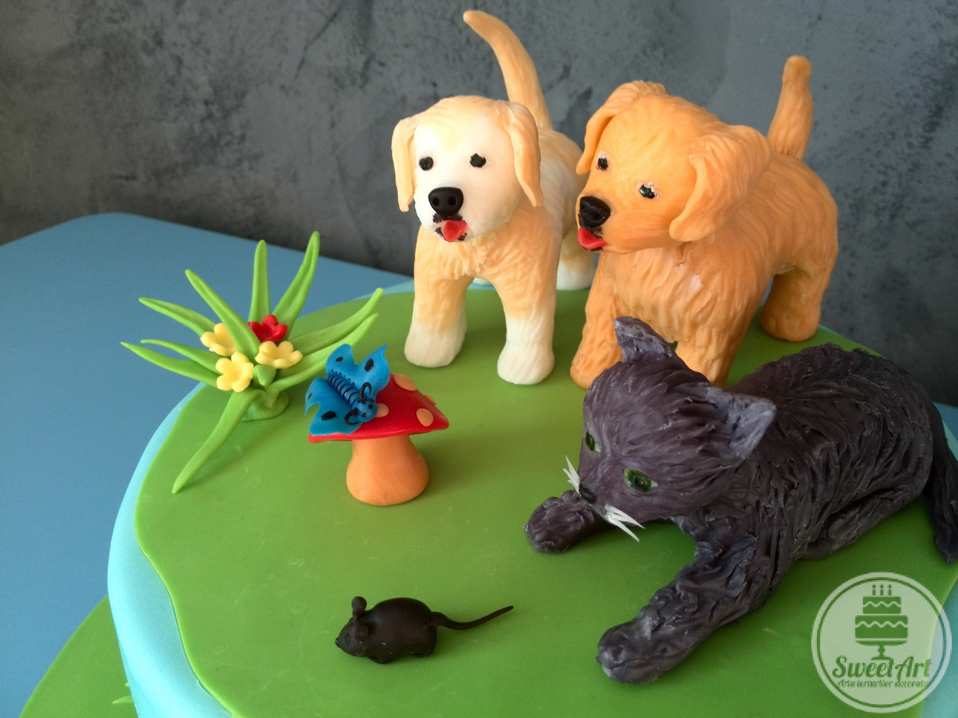 Cățeluși labradori și pisicuță jucăușă british shorthair, șoricel, fluturaș, ciupercuță, floricele, iarbă