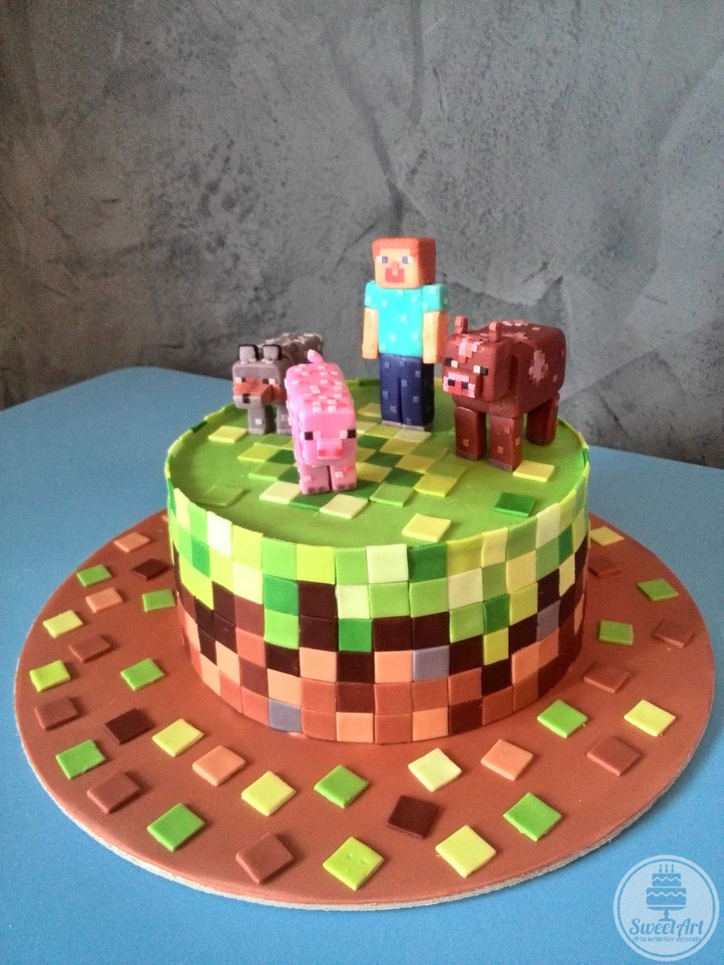 Tort jocul Minecraft cu un băiețel, un porc, o vacă și un lup într-o formă pixelată