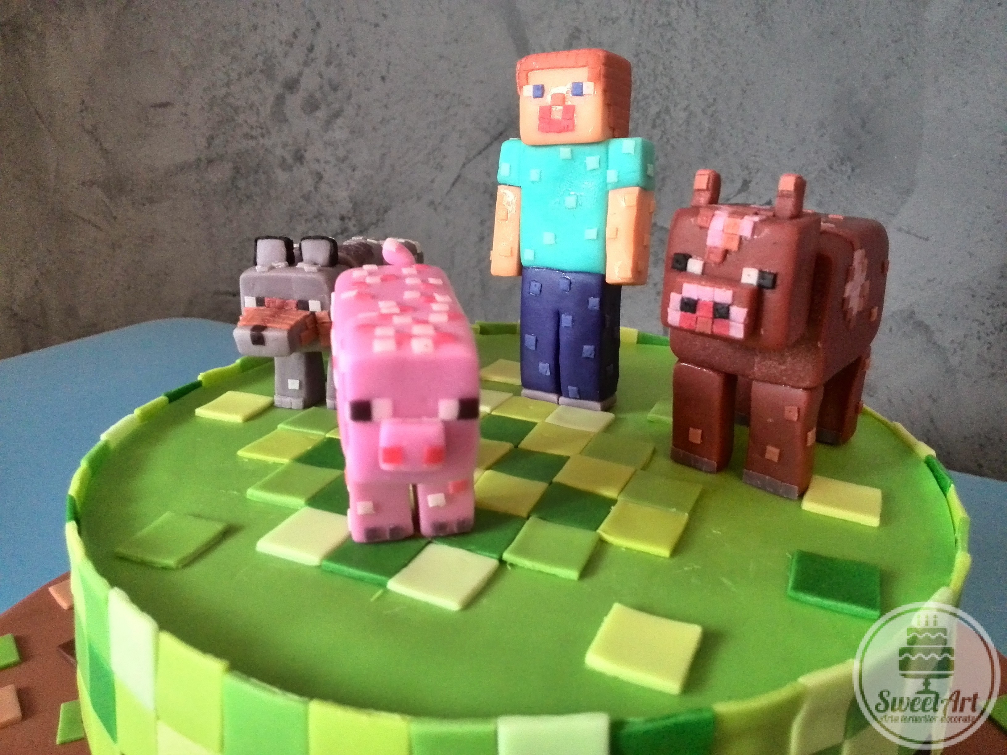 Jocul Minecraft cu un băiețel, un porc, o vacă și un lup într-o formă pixelată