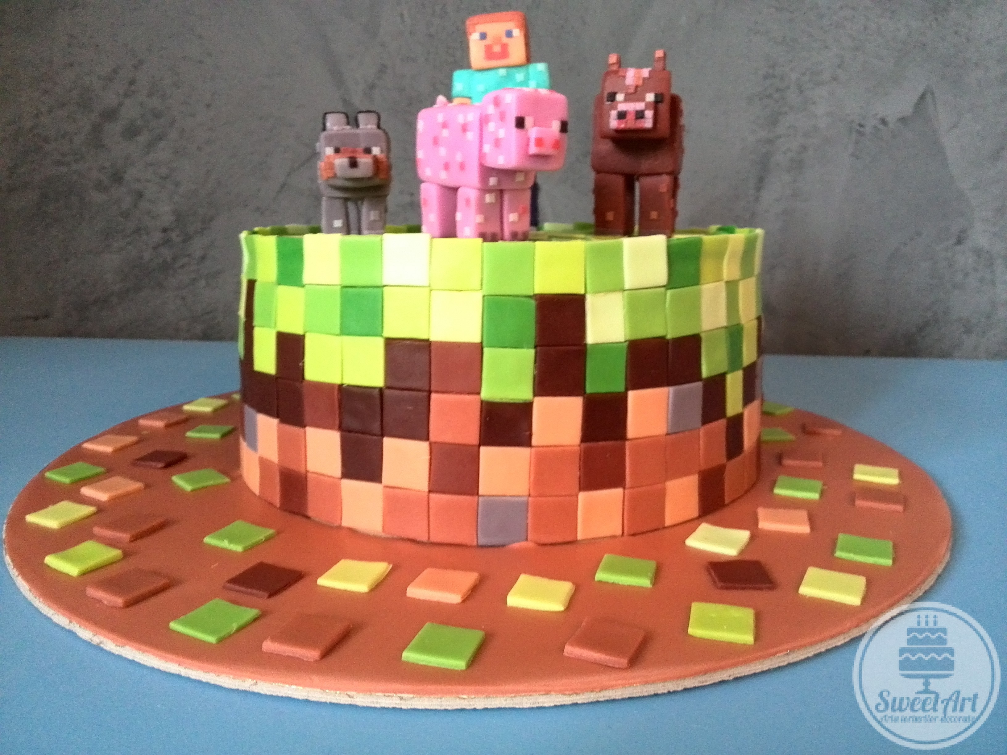 Tort jocul Minecraft cu un băiețel, un porc, o vacă și un lup într-o formă pixelată