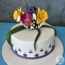 Tort ca o pălărie cu florile superbe ale primăverii: lăcrămioare, narcise, ghiocei, lalea și zambilă