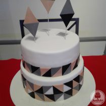Tort model geometric: romburi, pătrate și triunghiuri în culorile alb - negru - gri - piersică