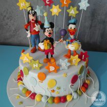 Tort cu Mickey și prietenii lui Goofy și Donald, stele, steluțe baloane și bile colorate
