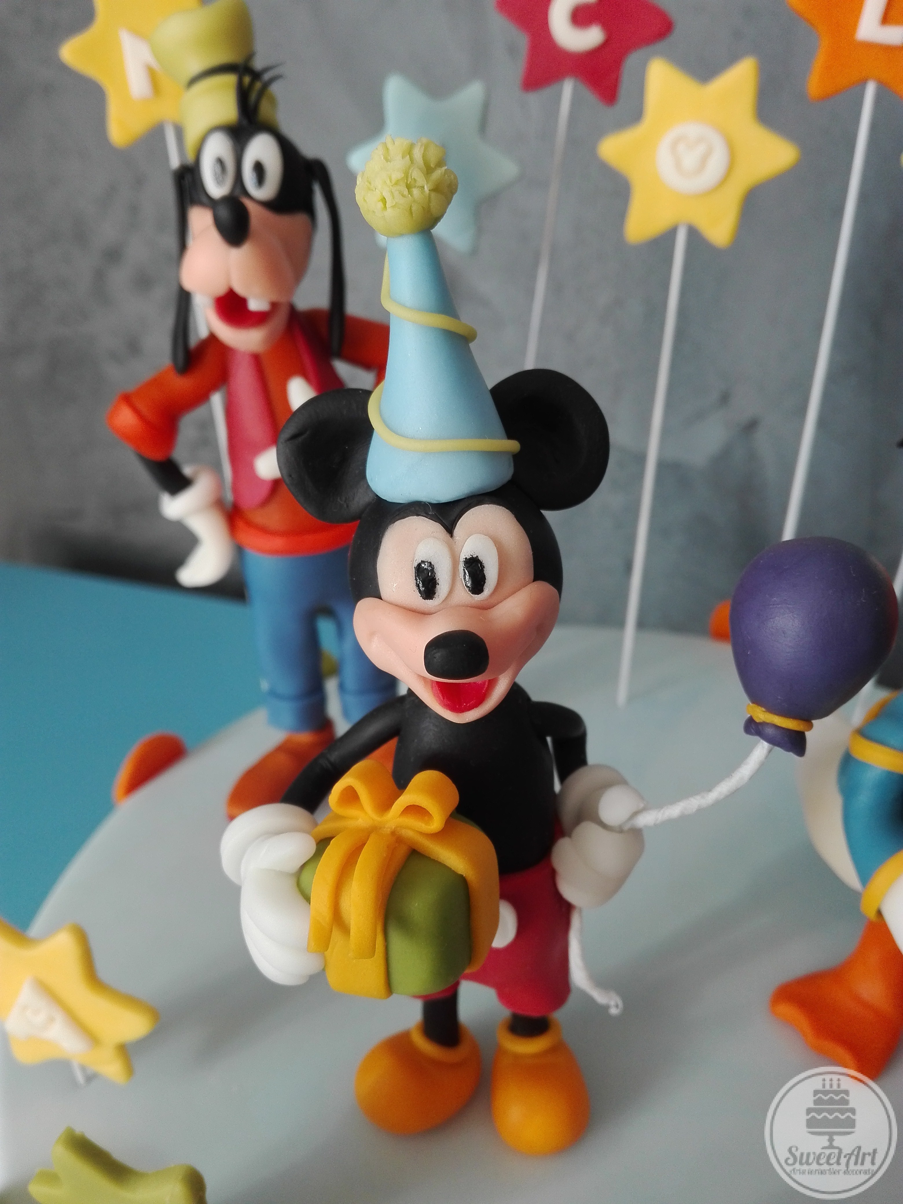 Mickey cu un cadou și prietenul lui Goofy, stele și baloane