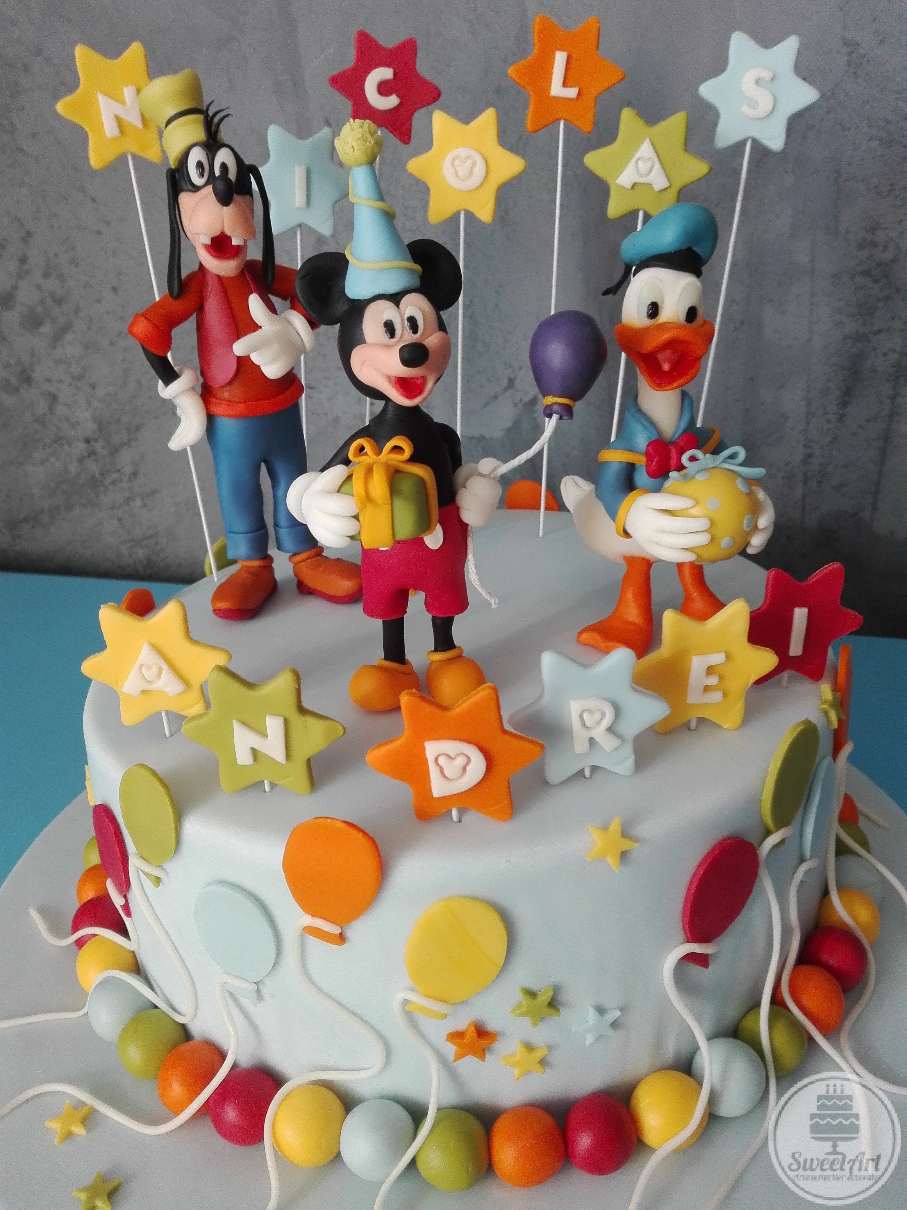 Tort cu Mickey și prietenii lui Goofy și Donald, stele, steluțe baloane și bile colorate