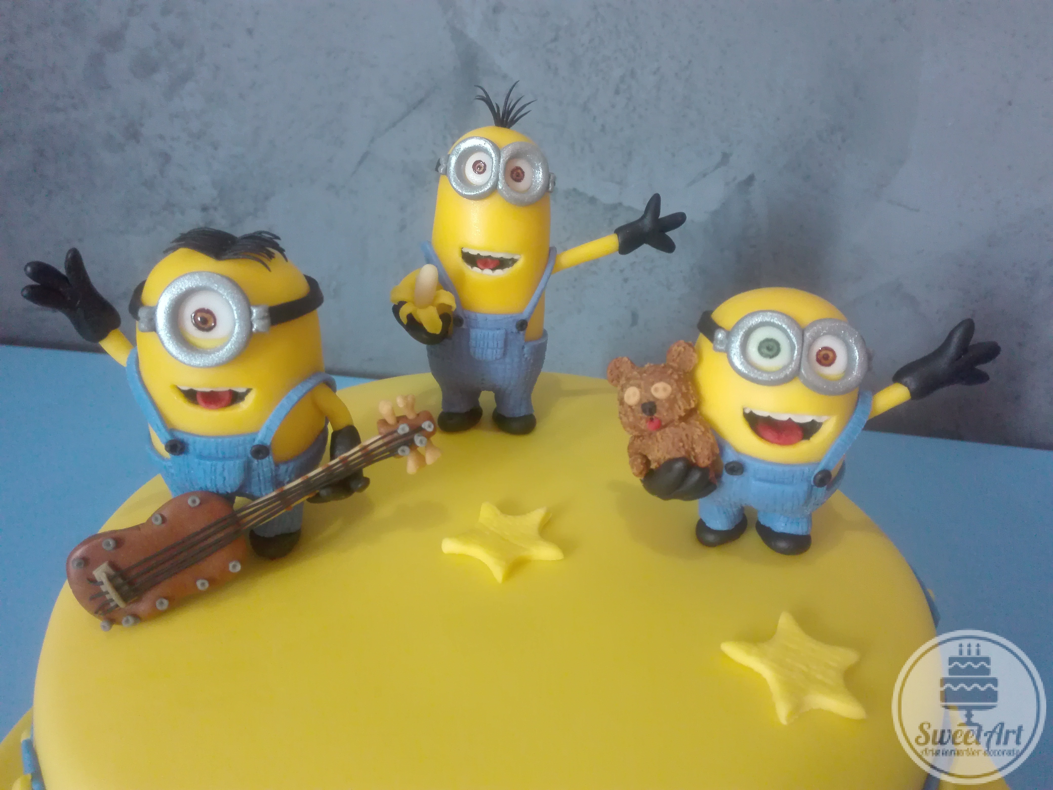 Minions - Minionii: Stuart cu chitara, Kevin cu banana și Bob cu ursulețul și stele galbene
