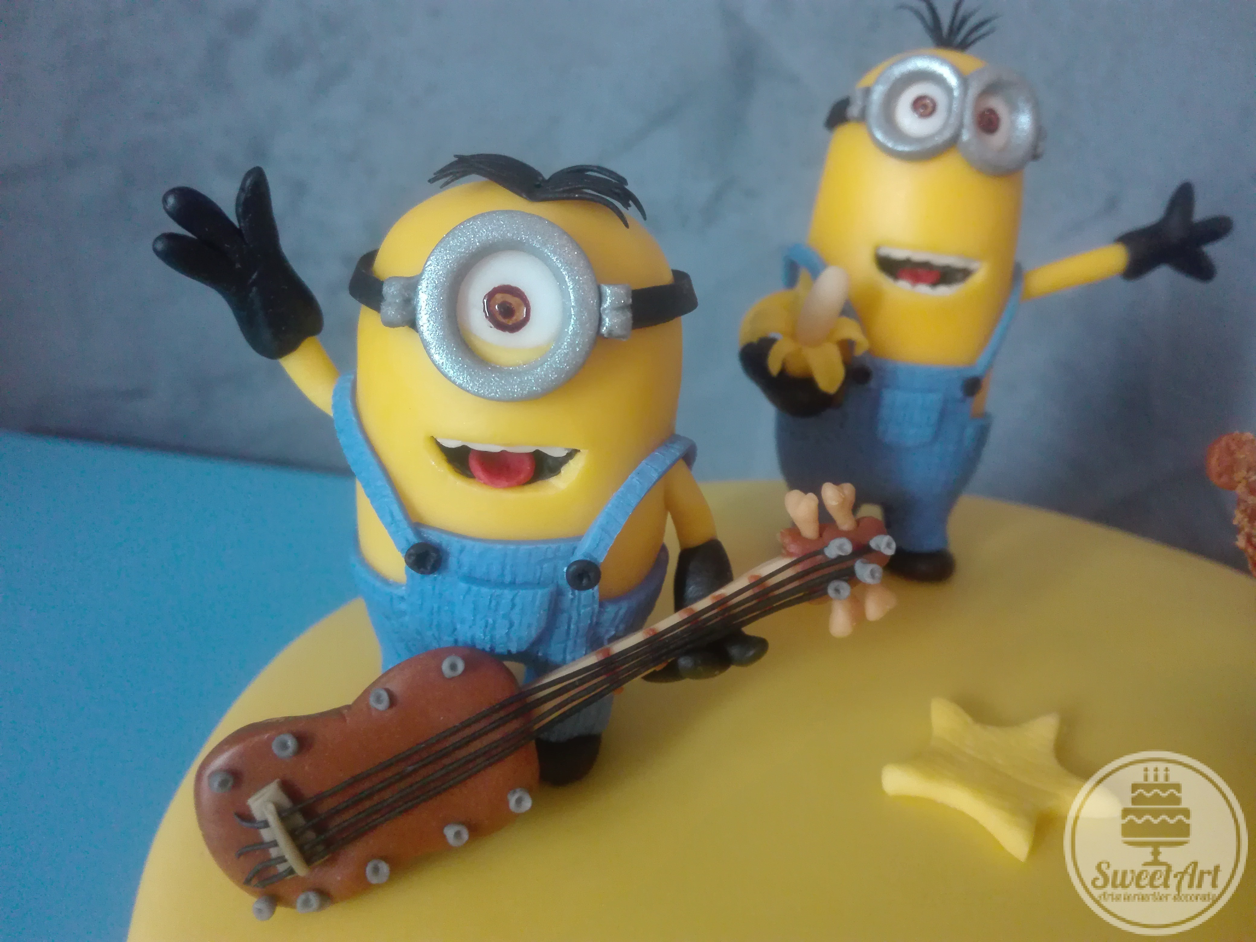 Minionii - Minions: Stuart cu chitara, Kevin cu banana și stele galbene