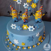 Tort minioni petrecăreți Minions – Minionii: Kevin, Bob și Stuart, steluțe, stele și bile colorate alb - albastru - galben