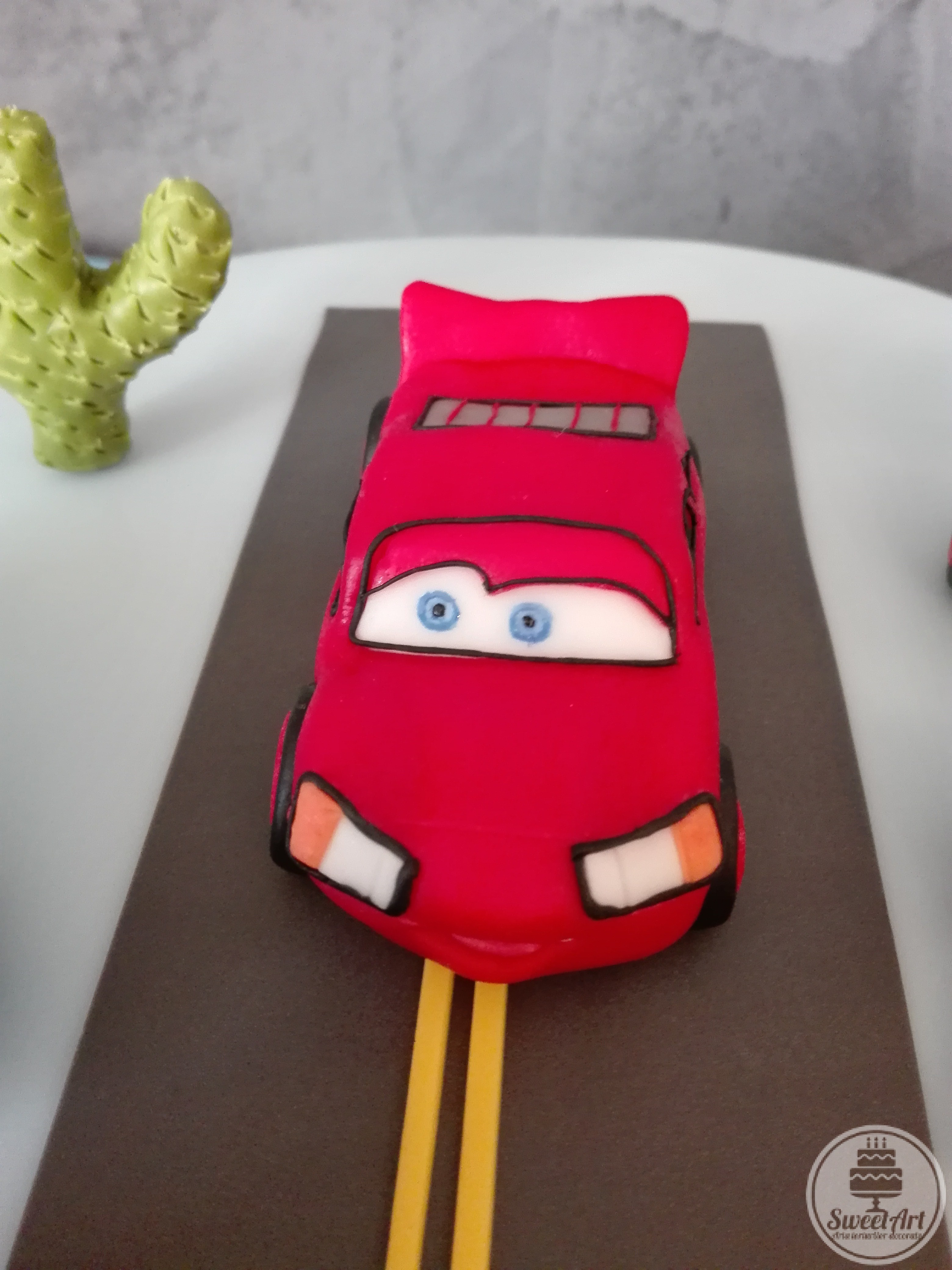Cars: Fulger McQueen - Lightning McQueen pe drum și un cactus
