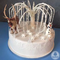 Tort Un alt fel de Regat de gheață cu dantelă: Olaf - omul de zăpadă, Sven - renul lui Kristoff și o salcie înghețată