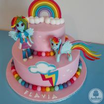 Poneiul și fata Rainbow Dash - Rainbow Dash girl and pony din Equestria Girls și My Little Pony, semnul Rainbow Dash, curcubeu, norișori și bile colorate curcubeu, tort roz
