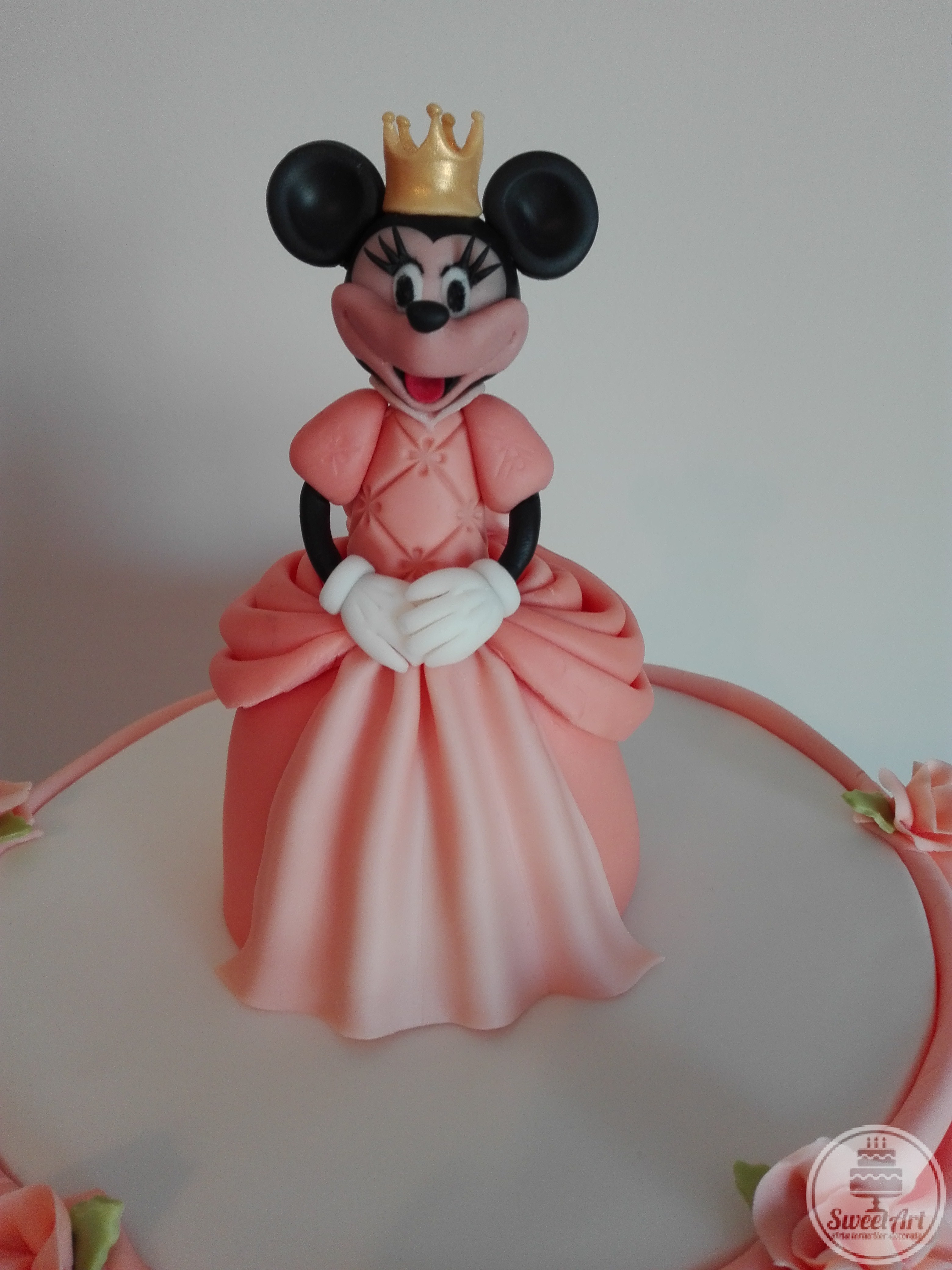 Minnie Mouse prințesă, tort alb, elegant, prețios, cu falduri și trandafirași roz corai pal