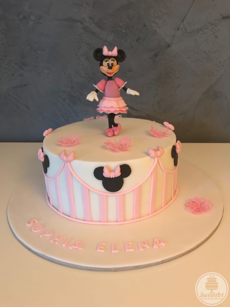Tort elegant Șoricica Minnie - Minnie Mouse, decorat cu falduri fine, fundițe, fluturași, floricele roz, dungi în nuanțe de alb cu roz pal și cap de Minni cu fundiță roz
