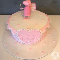 Tort elegant alb cu roz pal cu Purcelușa Peppa - Peppa Pig în postura de zână cu aripioare, baghetă și coroană, o plăcuță în formă de inimă, multe, multe inimioare roz și o broderie din bucle pe plăcuță și pe falduri