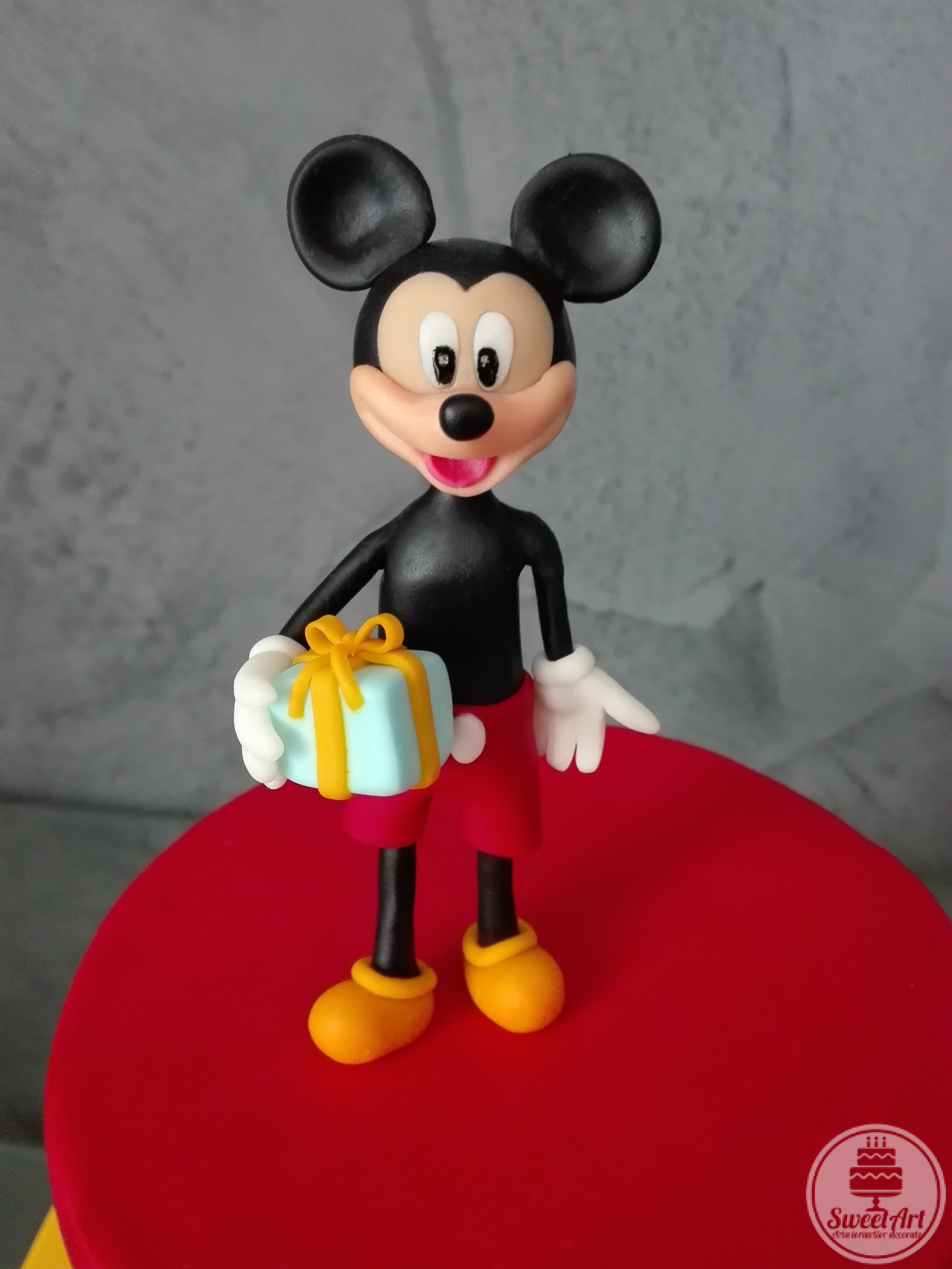 Șoricelul Mickey - Mickey Mouse cu un cadou în mână
