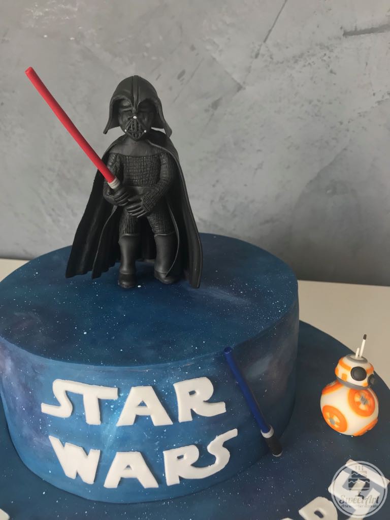 Tort Războiul Stelelor - Star Wars: Darth Vader, renumitul personaj negativ renumitul personaj negativ și robotul BB8, un robot în formă de sferă, sabia lui Luke Skywalker și universul pictat precum un cer de cobalt cu nenumărate stele