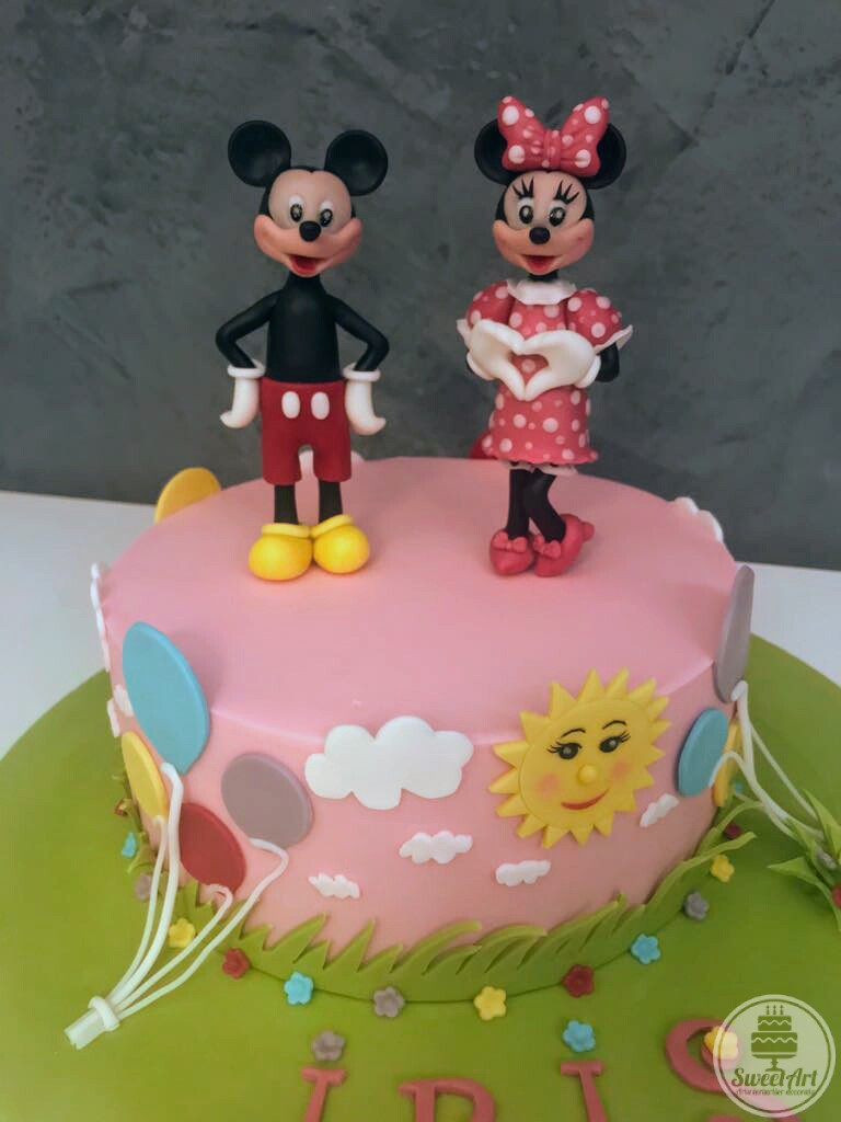Tort vesel Șoricica Minnie – Minnie Mouse și Șoricelul Mickey – Mickey Mouse, baloane colorate roșii, galbene, bleu și mov, floricele roșii, galbene, bleu și mov, nori și norișori, soare și iarbă