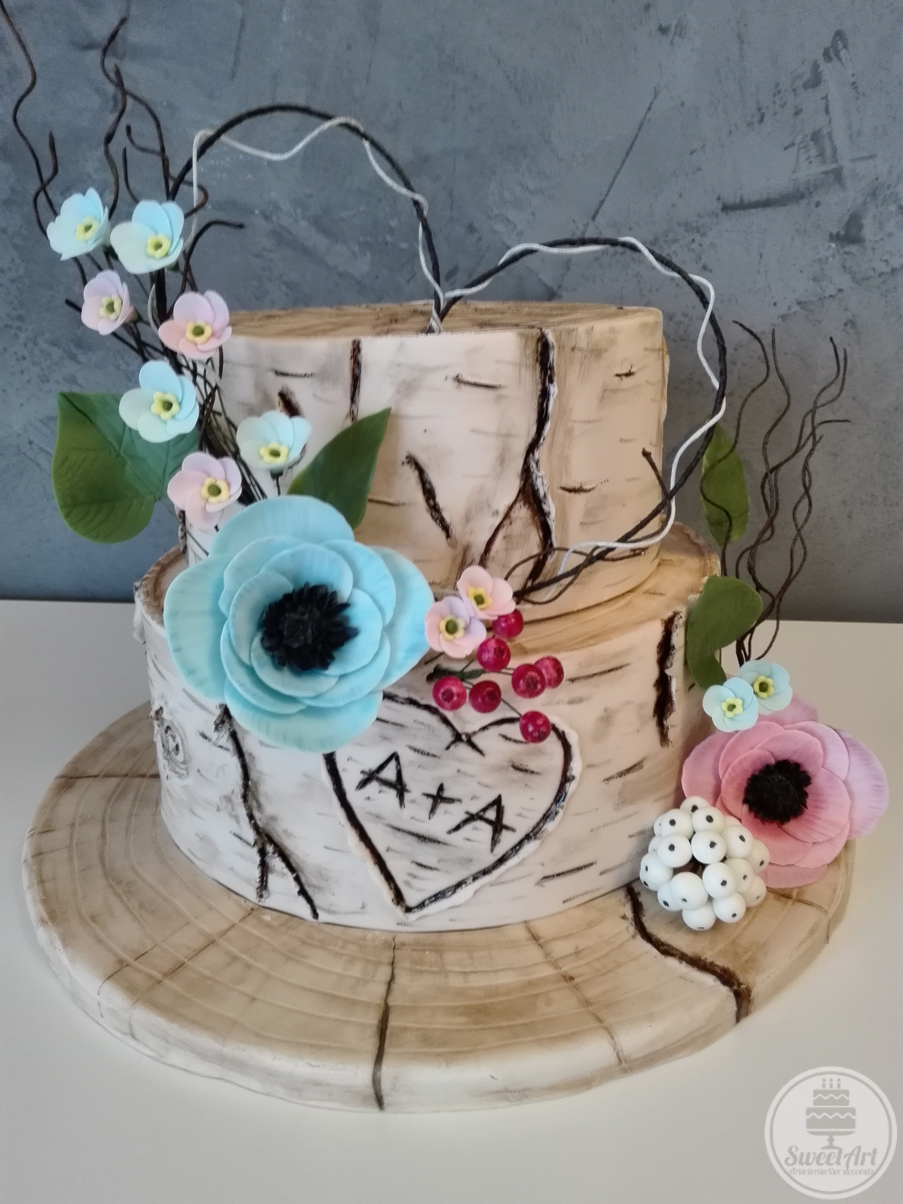 Tort romantic buștean de mesteacăn și aranjament inimă din crenguțe cu flori: anemone coronaria bleu și roz, myosotis sau flori-de-nu-mă-uita bleu și roz, bobițe de vâsc și bobițe de zăpadă - Symphoricarpus albus și frunze