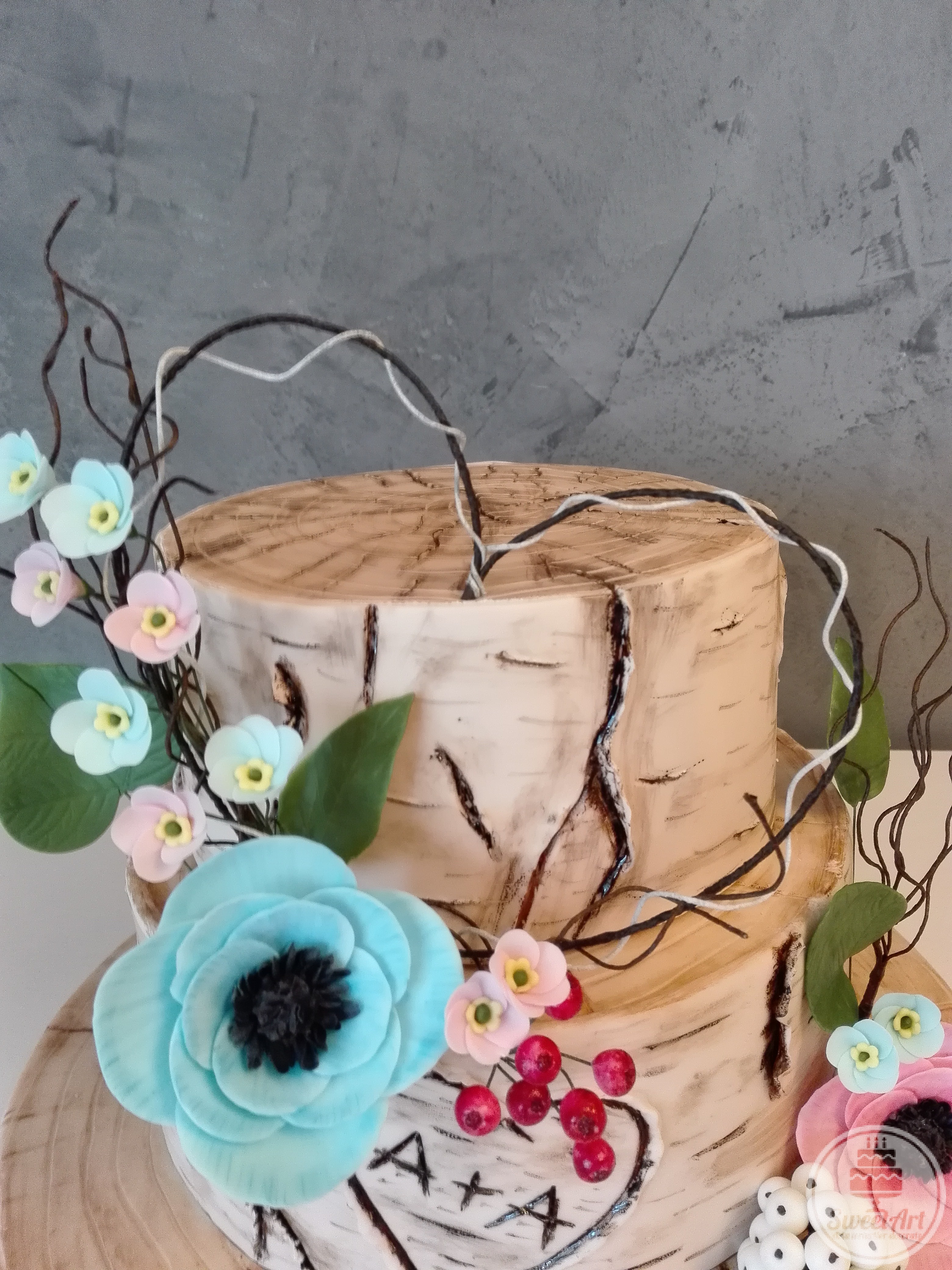 Tort romantic buștean de mesteacăn și aranjament inimă din crenguțe cu flori: anemone coronaria bleu și roz, myosotis sau flori-de-nu-mă-uita bleu și roz, bobițe de vâsc și bobițe de zăpadă - Symphoricarpus albus și frunze