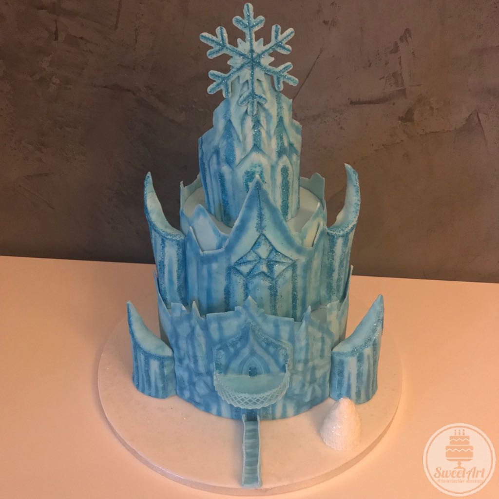 Tort castelul Elsei - Ice Queen - Regina Gheții din Frozen: Regatul de gheață: castel sculptat din gheață dulce, turnuri, balcon, scară din gheață dulce, fulgi de nea, fulgi de zăpadă, brăduț înzăpezit