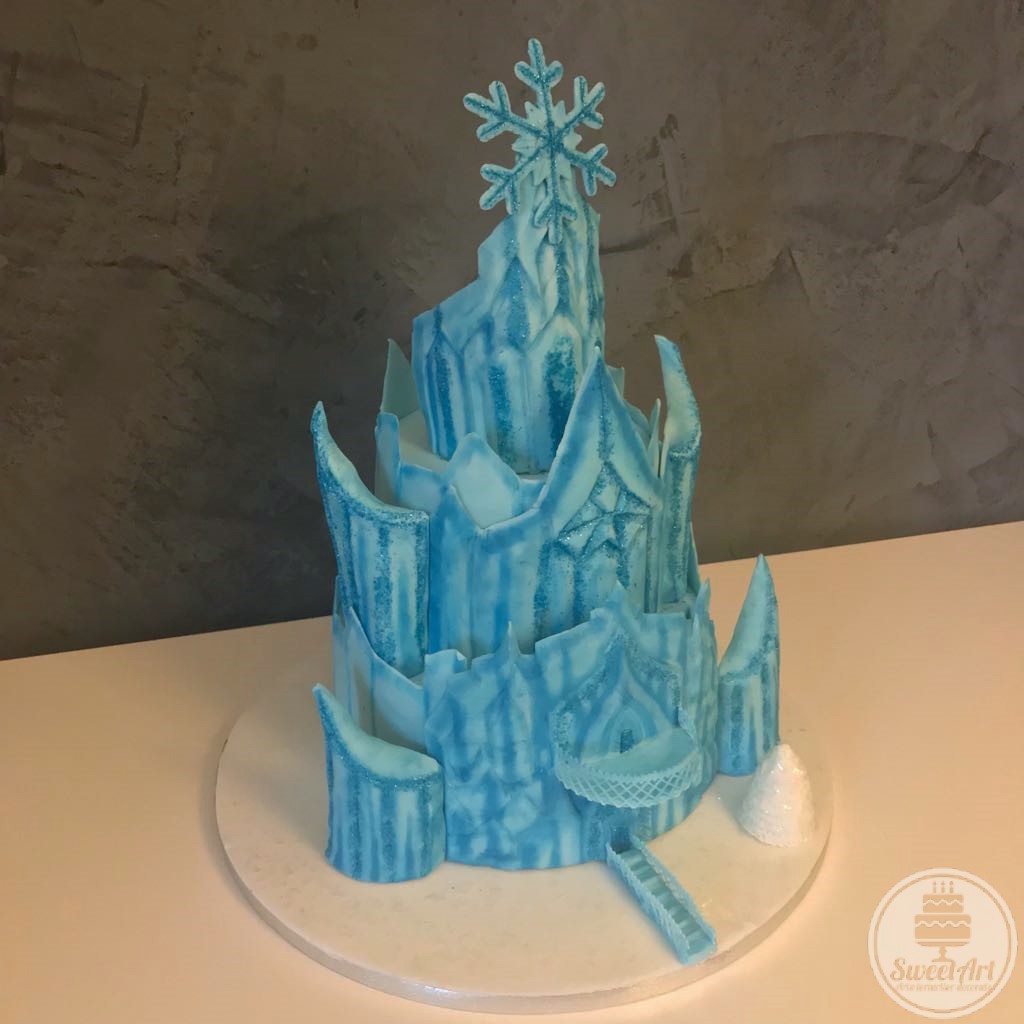Tort castelul Elsei - Ice Queen - Regina Gheții din Frozen: Regatul de gheață: castel sculptat din gheață dulce, turnuri, balcon, scară din gheață dulce, fulgi de nea, fulgi de zăpadă, brăduț înzăpezit  
