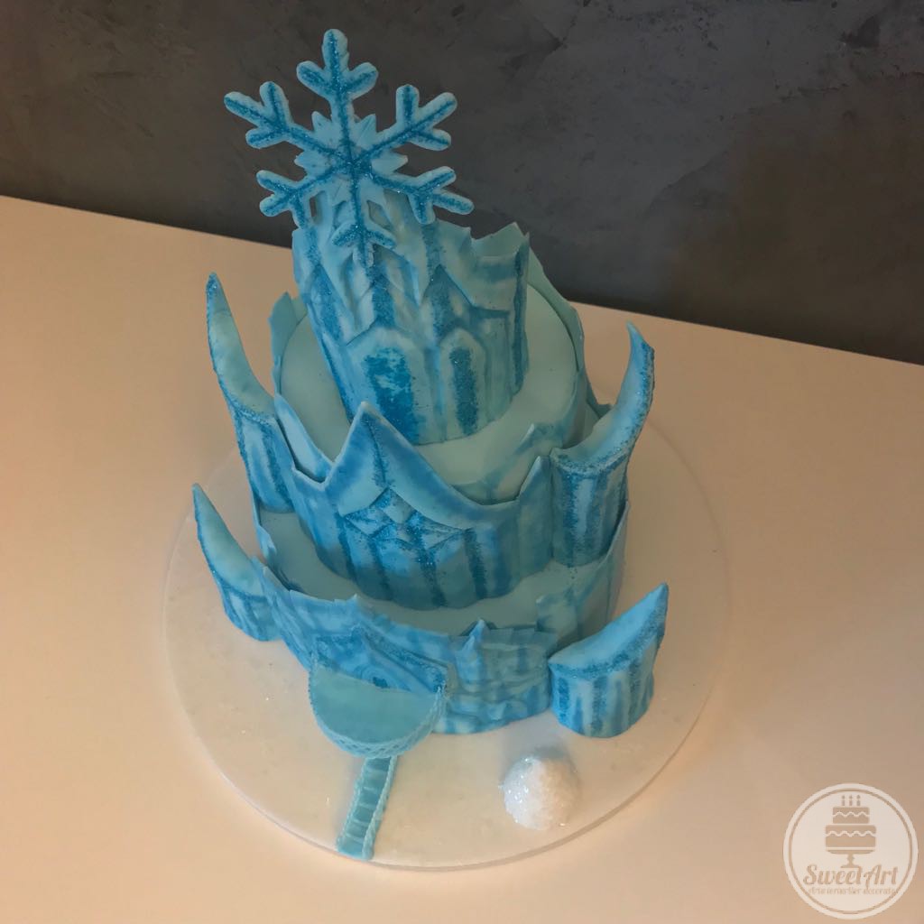 Tort castelul Elsei - Ice Queen - Regina Gheții din Frozen: Regatul de gheață: castel sculptat din gheață dulce, turnuri, balcon, scară din gheață dulce, fulgi de nea, fulgi de zăpadă, brăduț înzăpezit