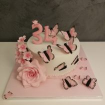 Tort cu fluturi și flori: fluturi fluturași simpli și dantelați roz cu negru, un trandafir roz și o crenguță cu flori de cireș, tort alb-roz-negru cu volănaș - ruffle roz