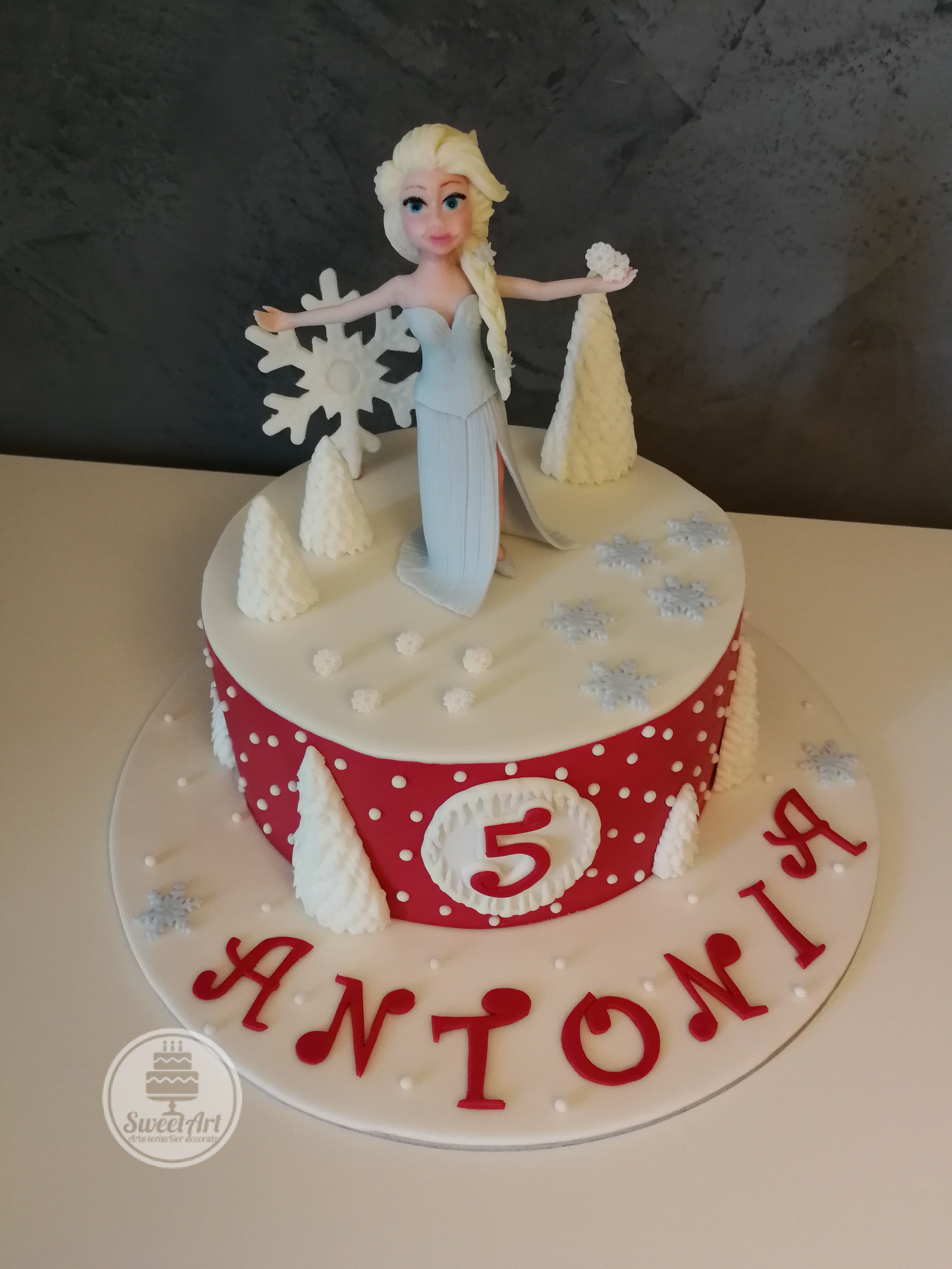 Tort roșu cu Elsa - Regina Gheții - Frozen - Regatul de gheață, brăduți, brazi înzăpeziți, fulgi de nea, fulgi de zăpadă, zăpadă, nea, tort roșu cu alb