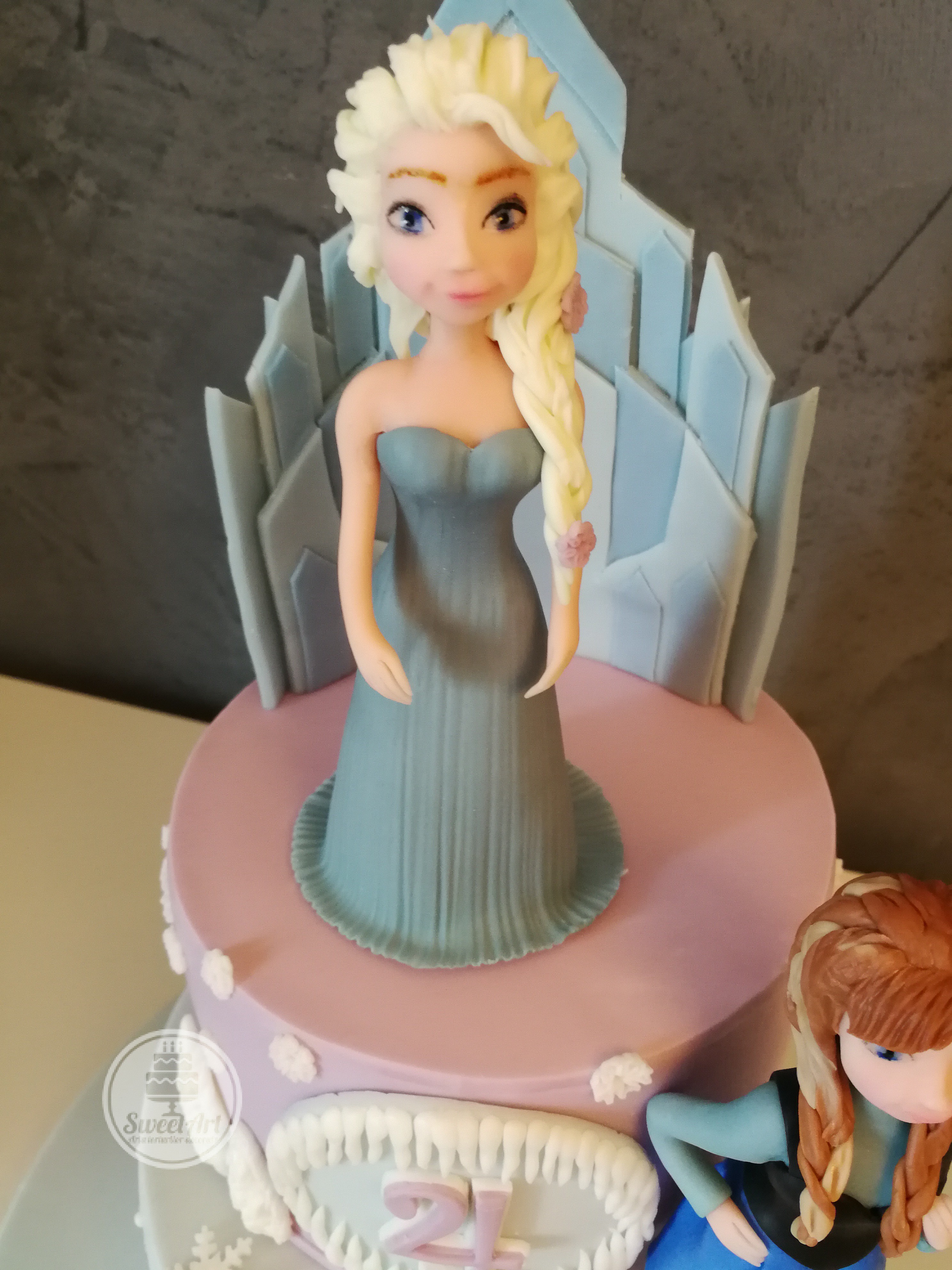 Un altfel de tort cu Elsa – regina gheții și castelul ei de gheață din Regatul de gheață - Frozen, brazi și brăduți înzăpeziți, fulgi de nea, fulgi de zăpadă, țurțuri de gheață, tort mov