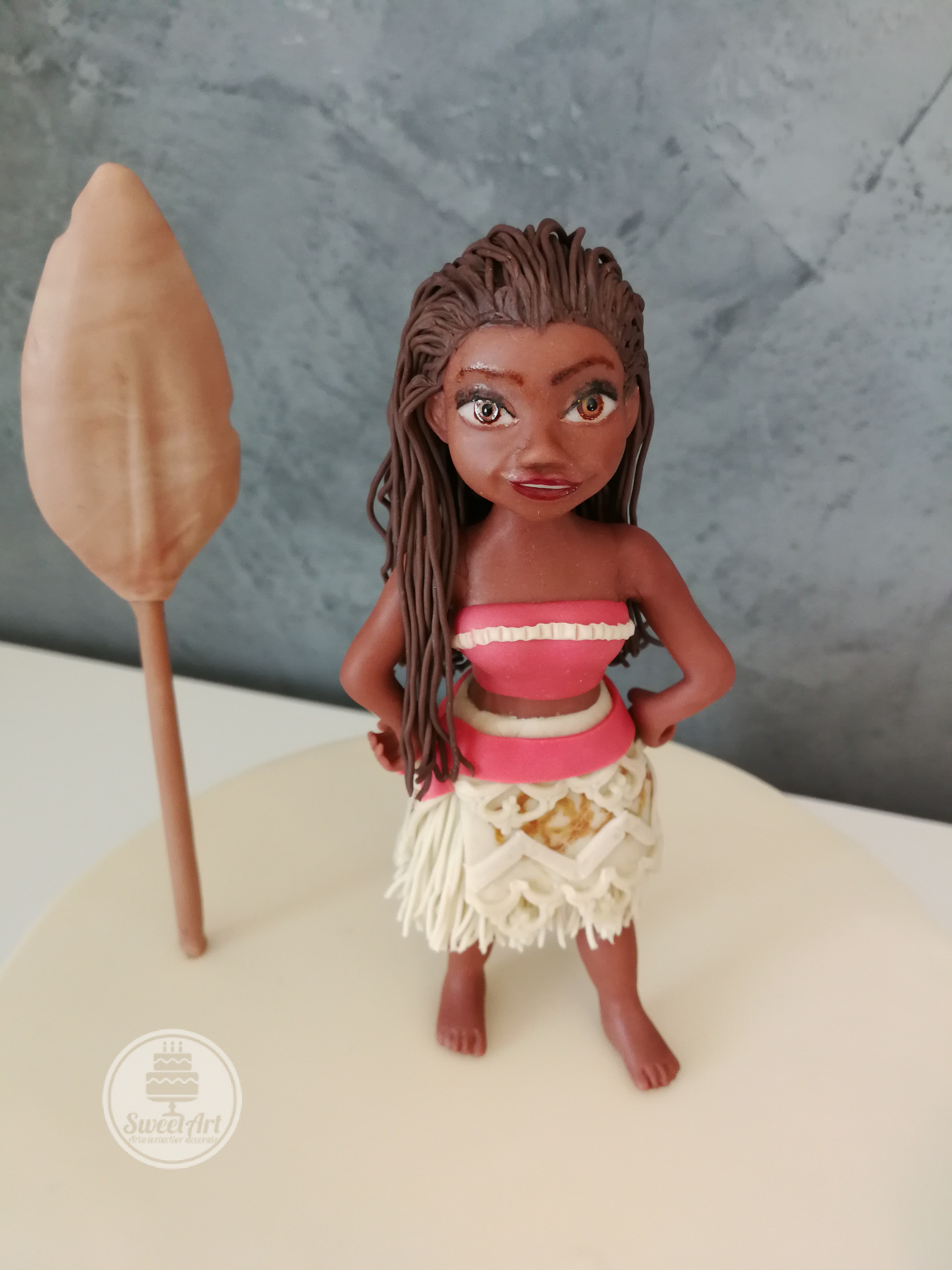 Moana - Vaiana, fiica unui șef de trib cu vâsla sa și nisip