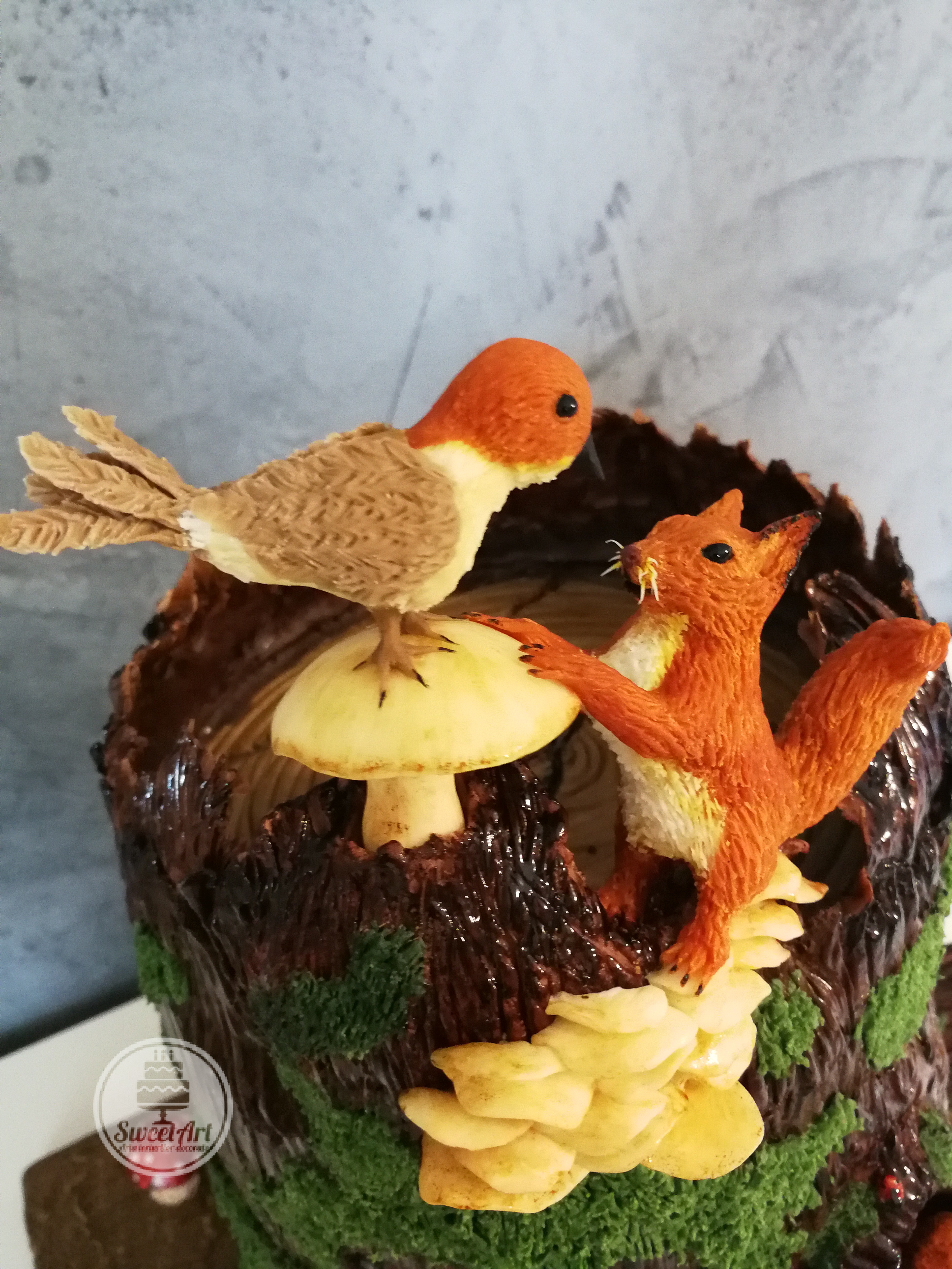 O veveriță curioasă cu o pasăre mică cu cap portocaliu pe o ciupercă amanita porphyria, trunchi de copac cu mușchi, buburuză, ciuperci de copac, ciuperci shiitake