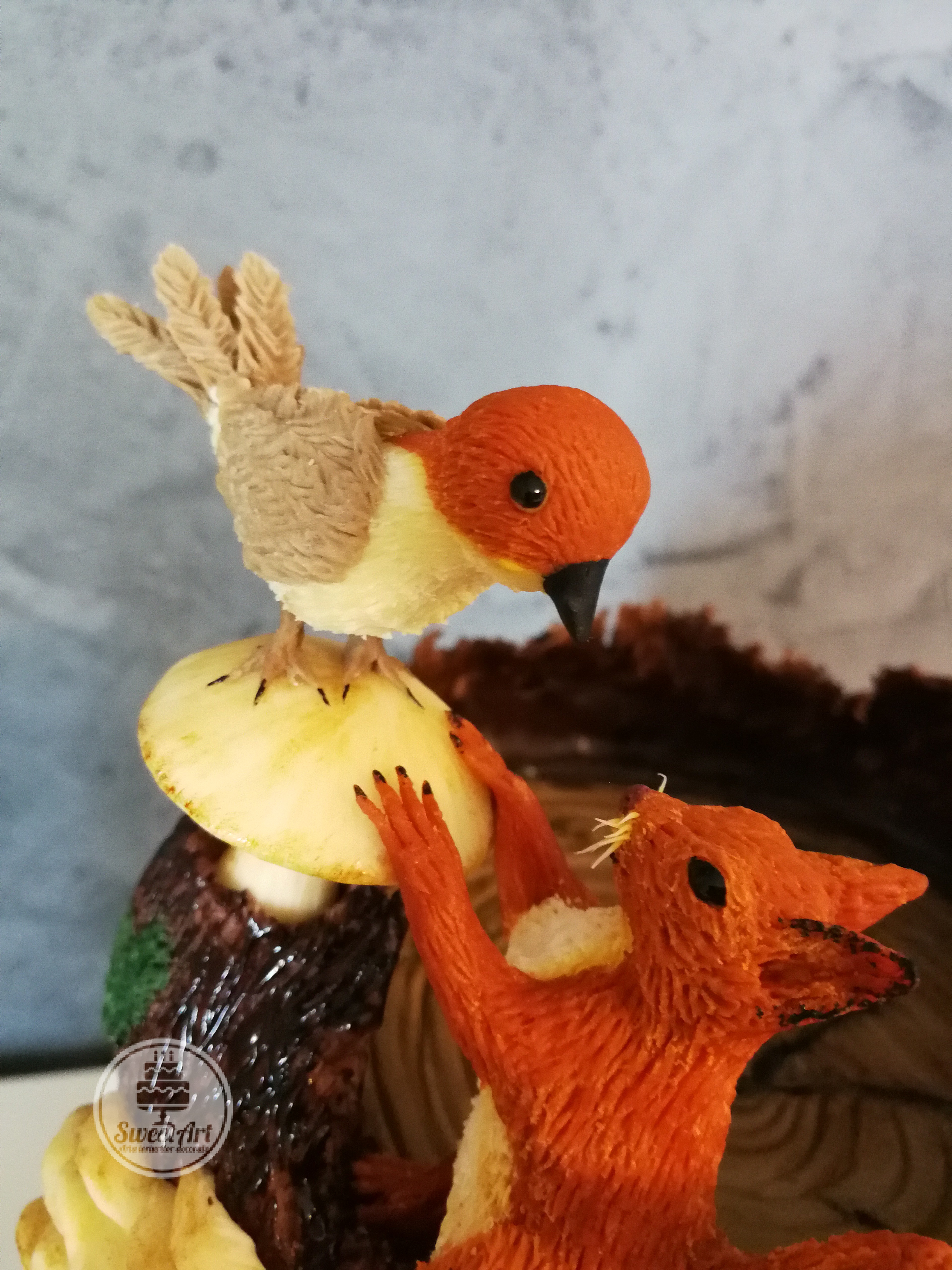 O veveriță curioasă cu o pasăre mică cu cap portocaliu pe o ciupercă amanita porphyria, trunchi de copac cu mușchi