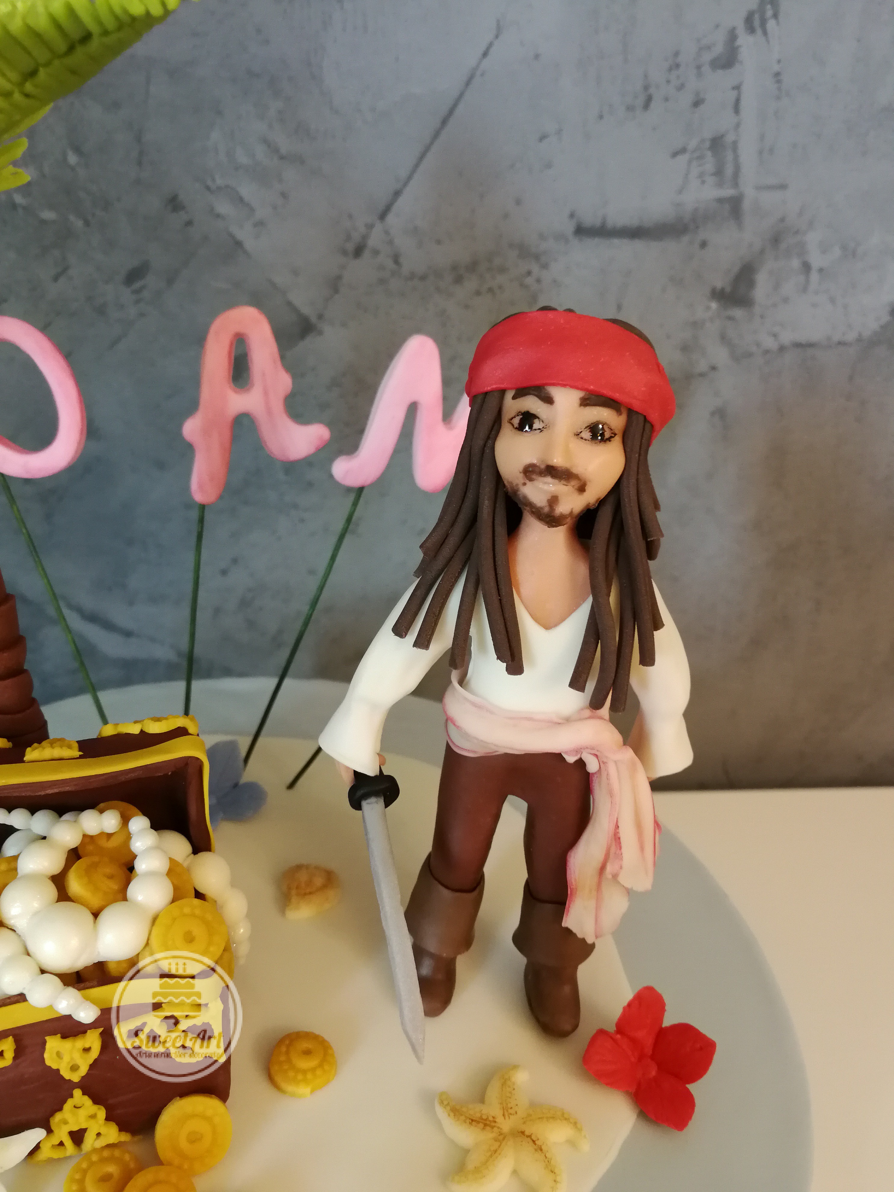 Jack Sparrow - Pirații din Caraibe - Pirates of Caribbean: insulă, palmier, cufăr cu comoară, monede, șiraguri perle, steluță de mare, flori tropicale roșii și roz, palmier pe insulă, melci spirală, scoici, nisip, tort bleu cu ivoyre