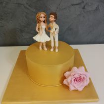 Tort auriu sclipitor cu doi tineri superbi și cățelușa lor, în varianta modelată manual, comestibilă și colorată cu coloranți naturali, trandafir roz