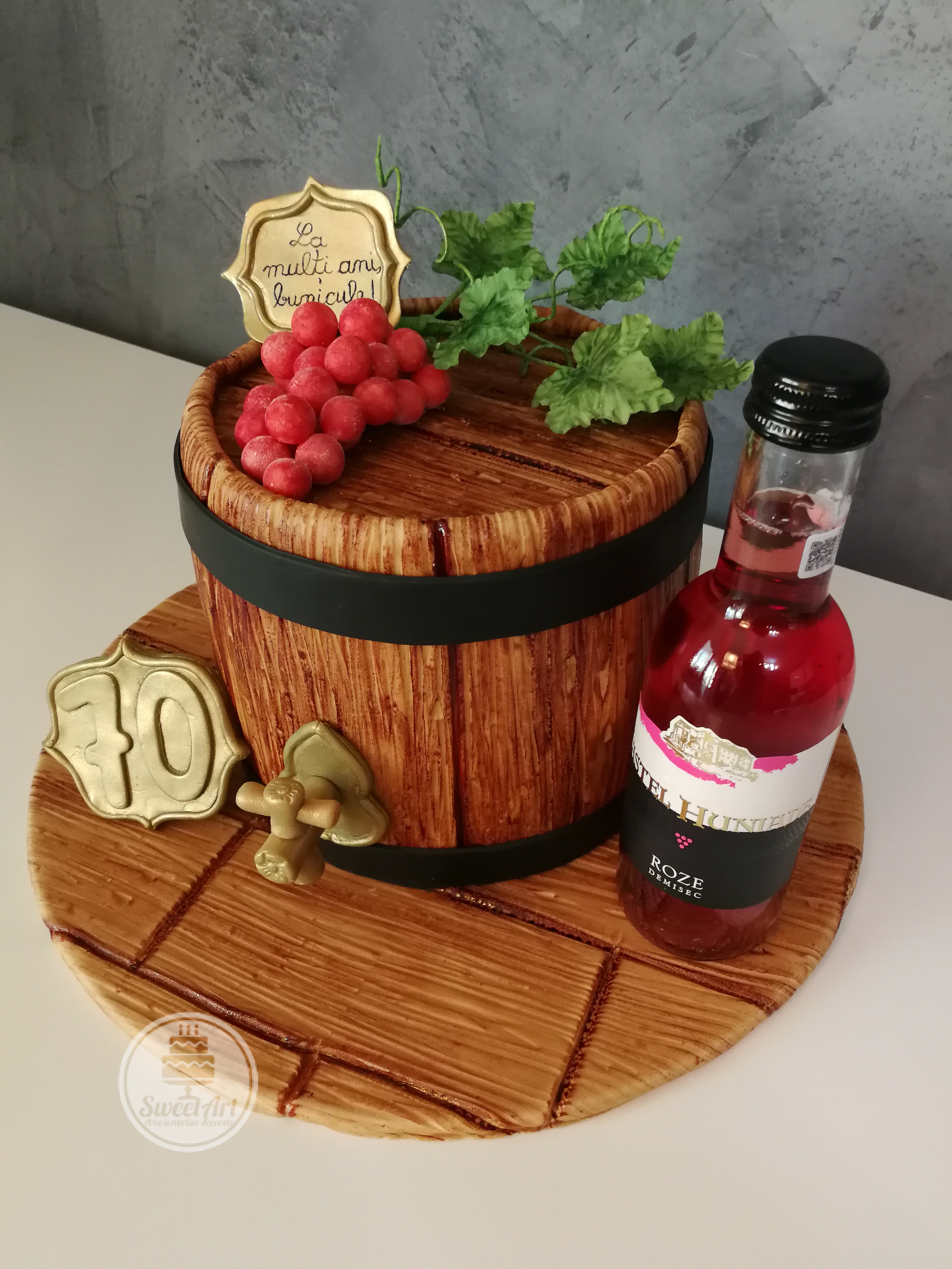 Tort butoiaș de vin din lemn cu robinet și cu o crenguță de viță de vie cu struguri Traminer roz, plăcuță cu vârsta și plăcuță cu mesaj La mulți ani!