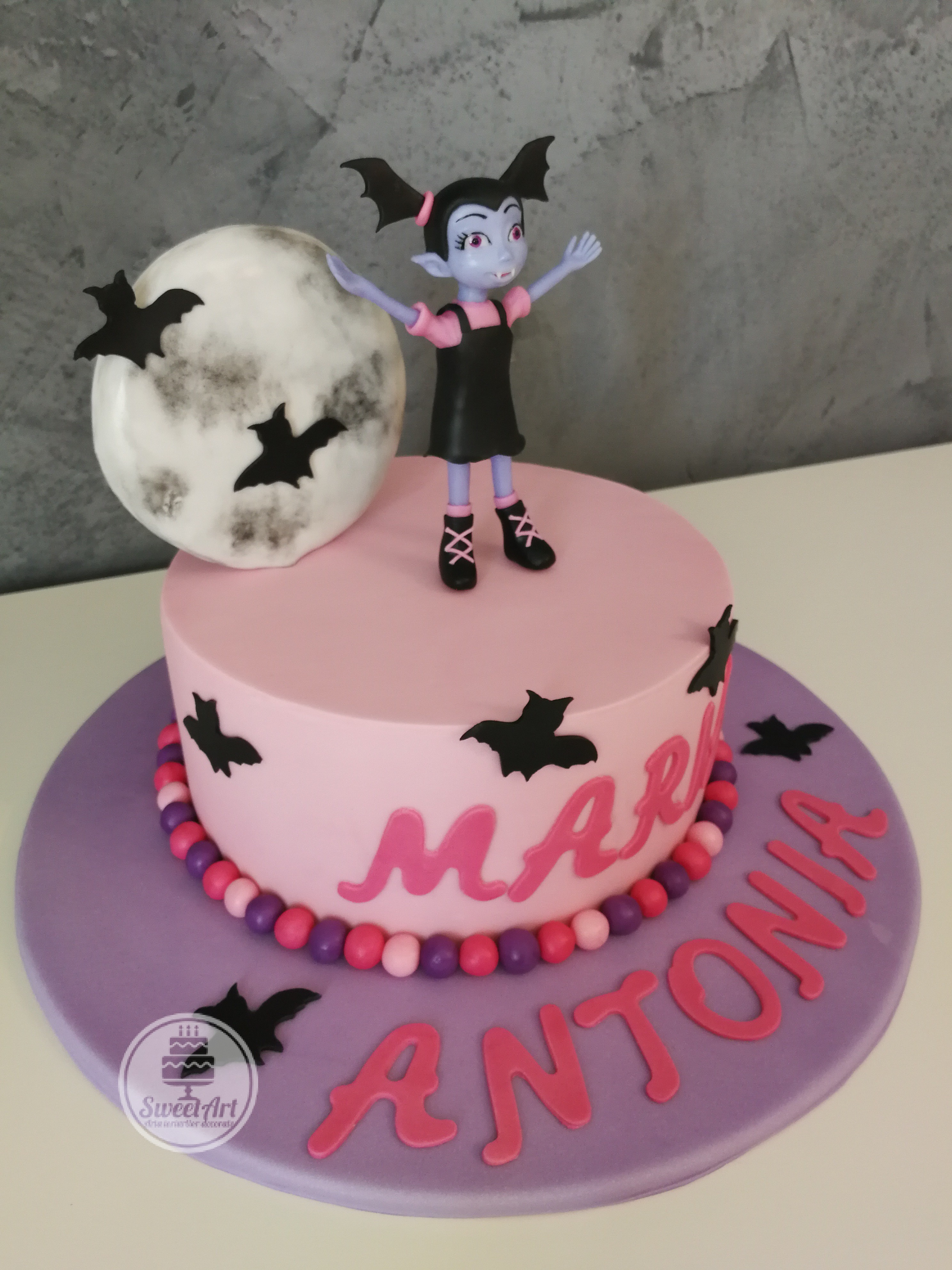 Tort Vampirina: o fetiță vampir cu o rochiță cu pânză de păianjen și codițe aripi de liliac, lilieci, liliac, lună plină, tort roz cu mov, bile colorate