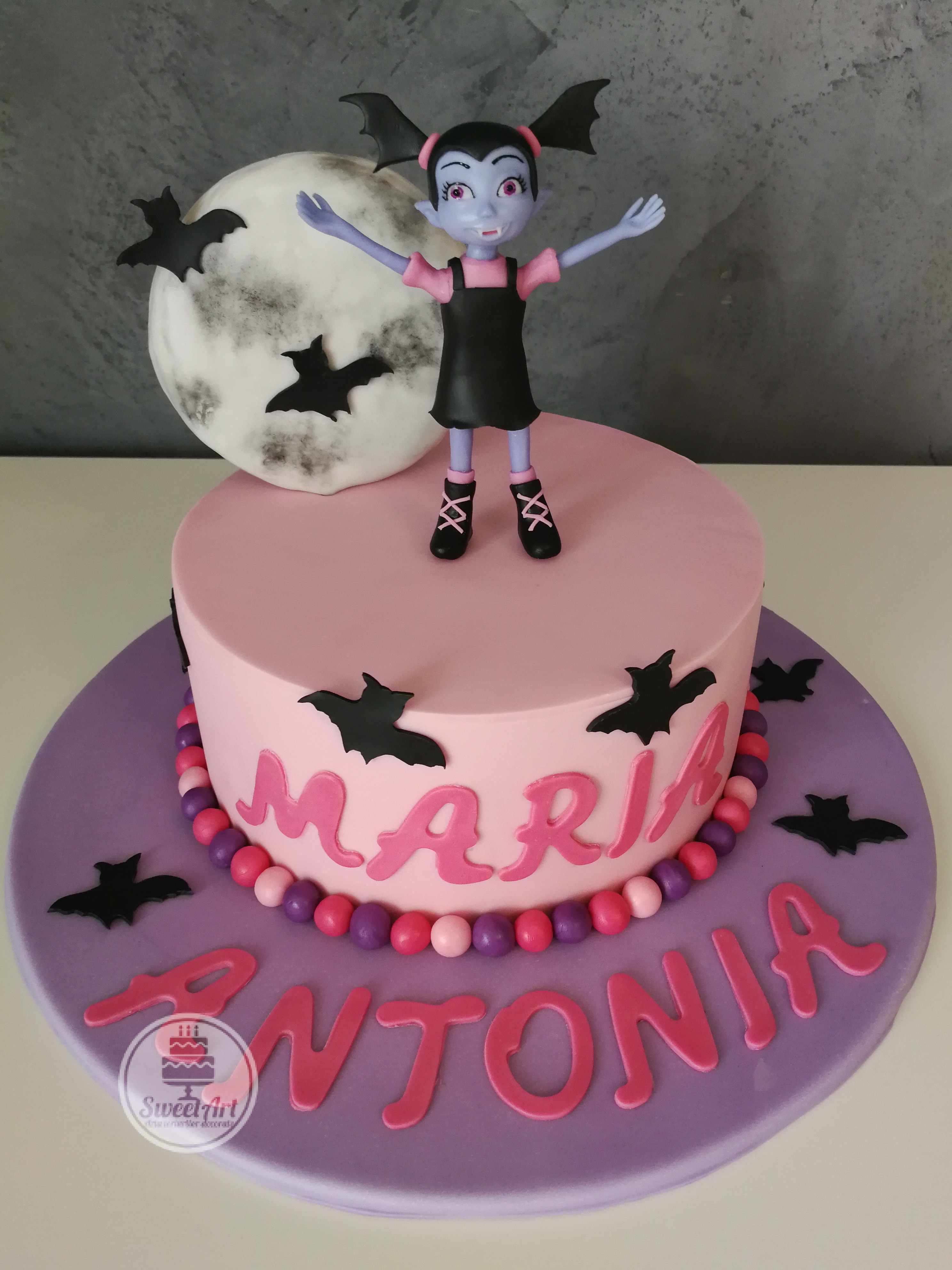 Tort Vampirina: o fetiță vampir cu o rochiță cu pânză de păianjen și codițe aripi de liliac, lilieci, liliac, lună plină, tort roz cu mov, bile colorate
